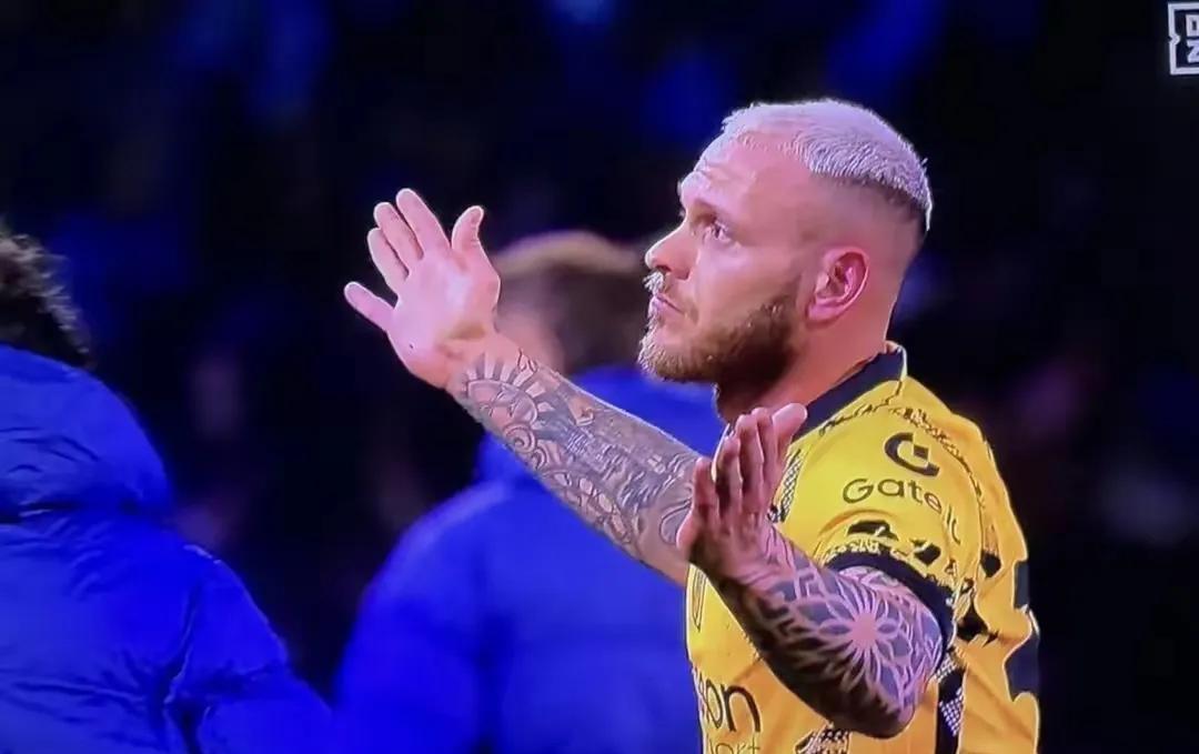 包含那不勒斯球员打破僵局，力克对手的词条