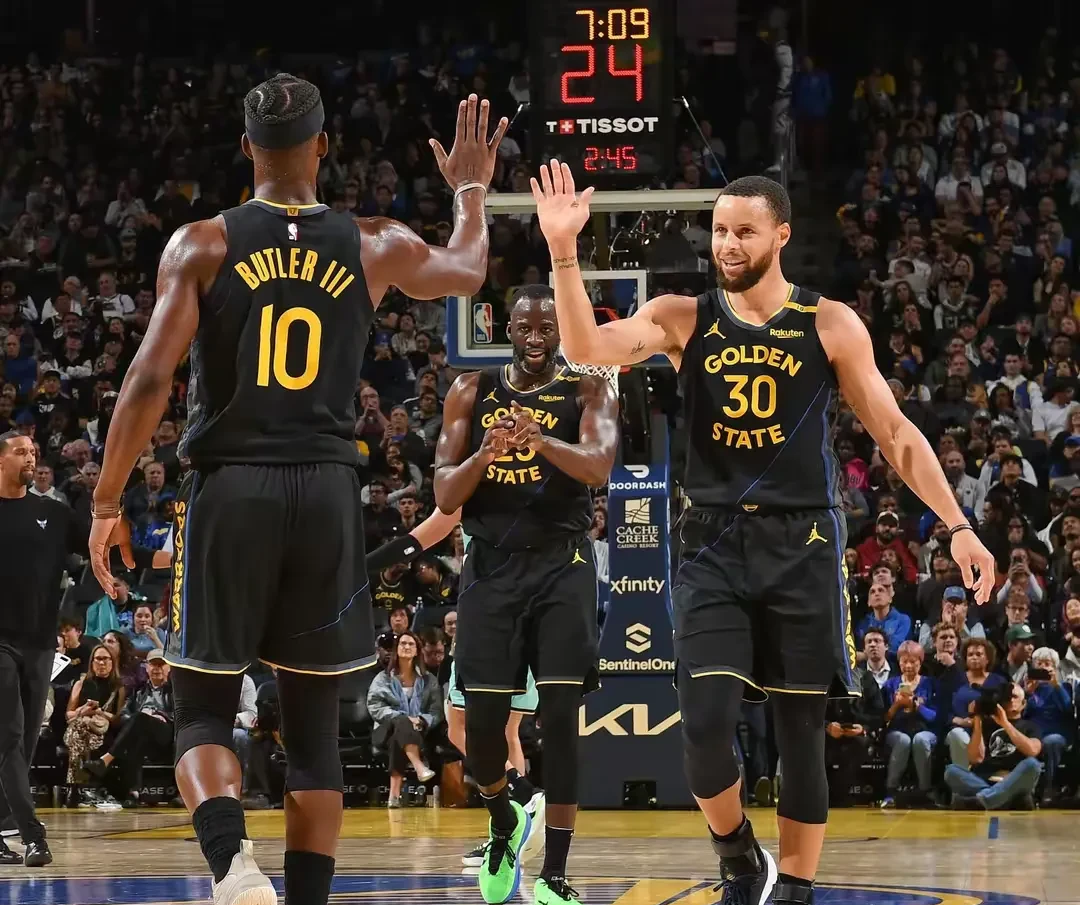 勇士全队施展团队合作实力，轻取对手