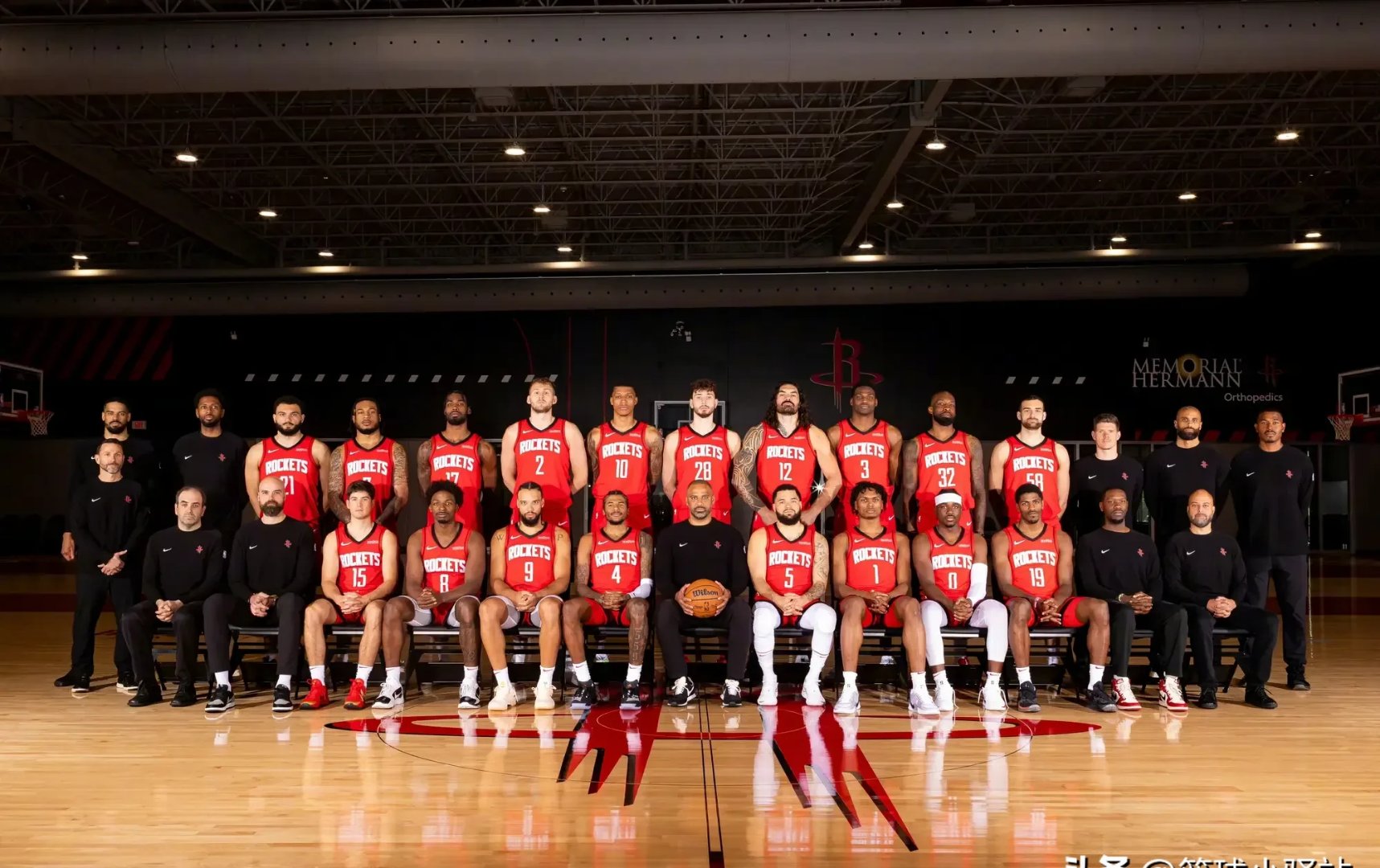 勇士全队施展团队合作实力，轻取对手