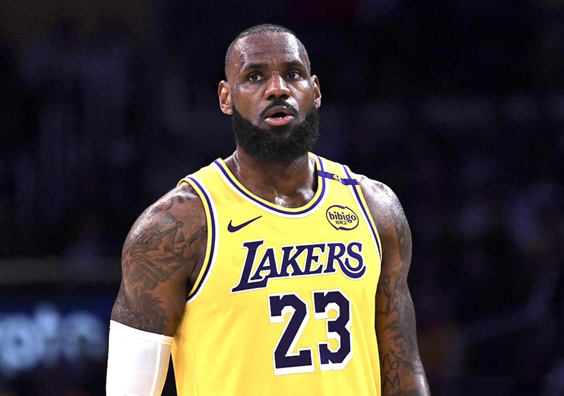 关于湖人队大胜雄鹿保持不败记录的信息