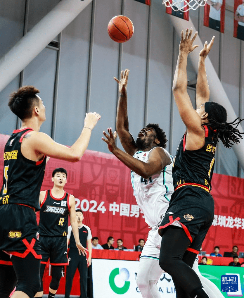 深圳队在激烈比赛中获胜,控制比赛 深圳队在激烈比赛中获胜,控制比赛