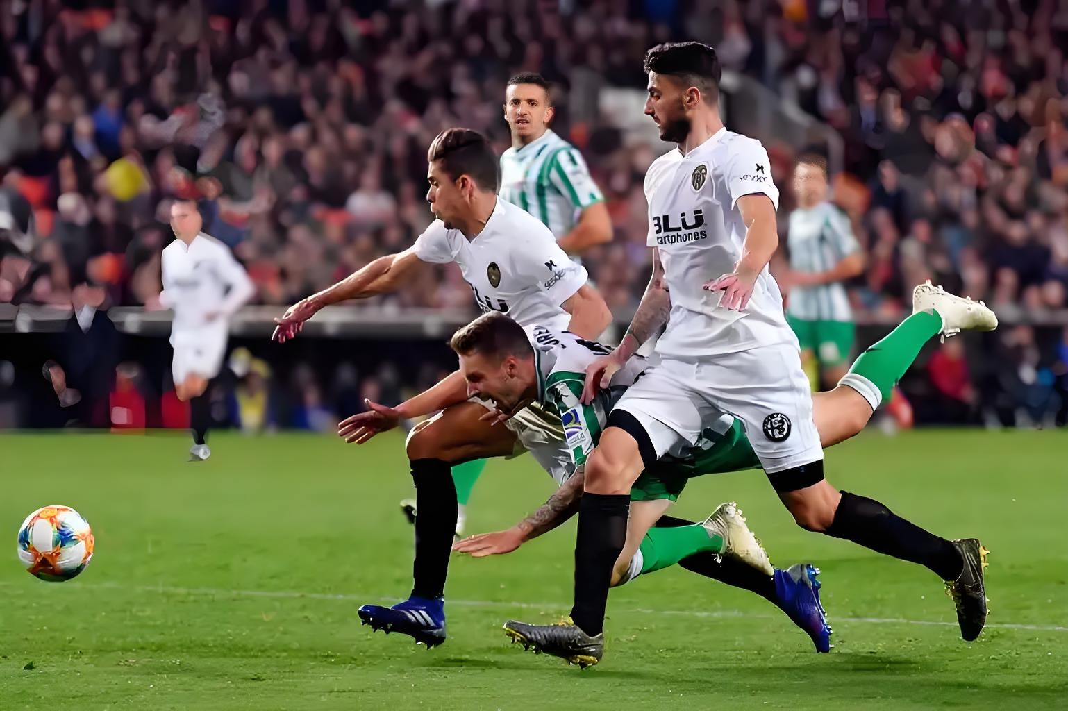 多特蒙德鏖战莱比锡红牛，德布劳内扛起全队