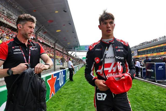 梅赛德斯力克哈斯车队，皮亚斯特里带队取胜