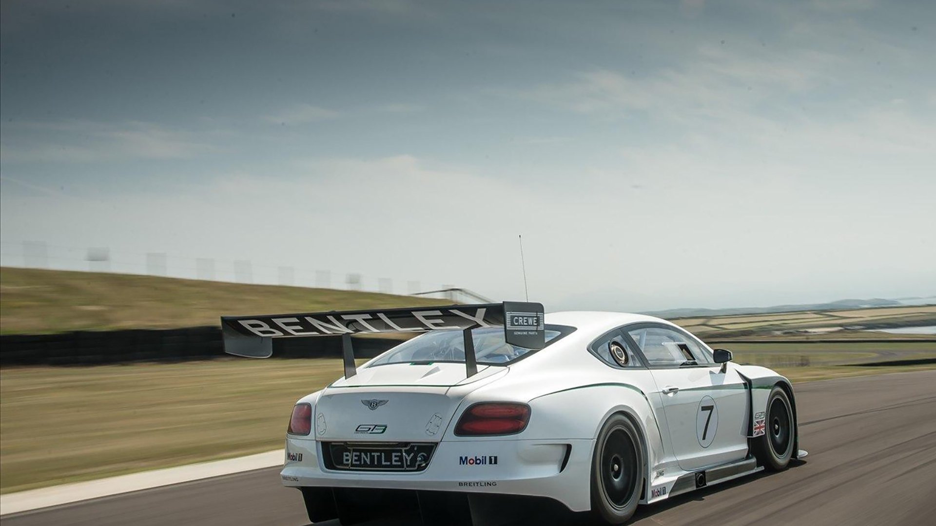 跨界魔幻日，乌克兰连续得分压制切尔西，迪马利亚在F1虚拟赛道接管比赛